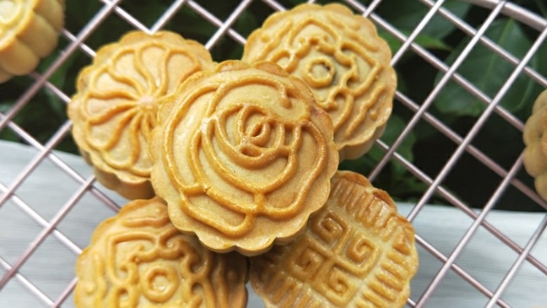 广式蛋黄豆沙月饼