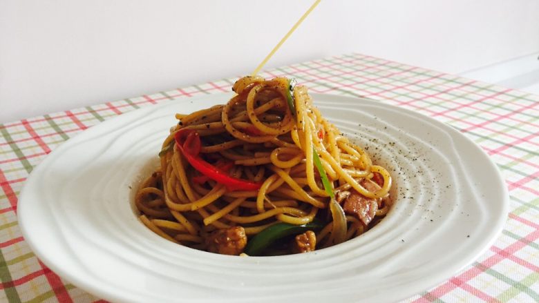 黑胡椒培根牛肉粒意面