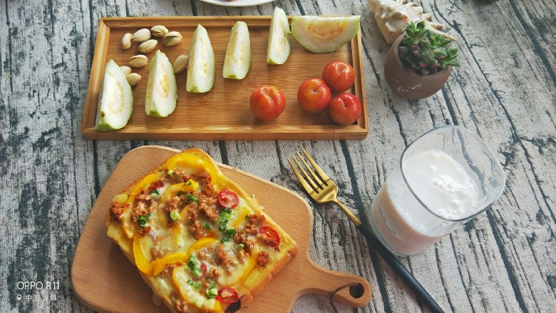 肉酱吐司披萨椰汁营养早餐