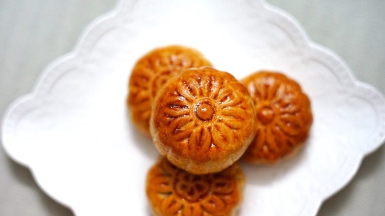 中秋未到月饼先来—蛋黄莲蓉月饼