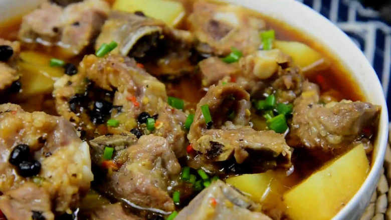 百吃不厌的鼓椒蒸排骨学会了招呼客人不再愁