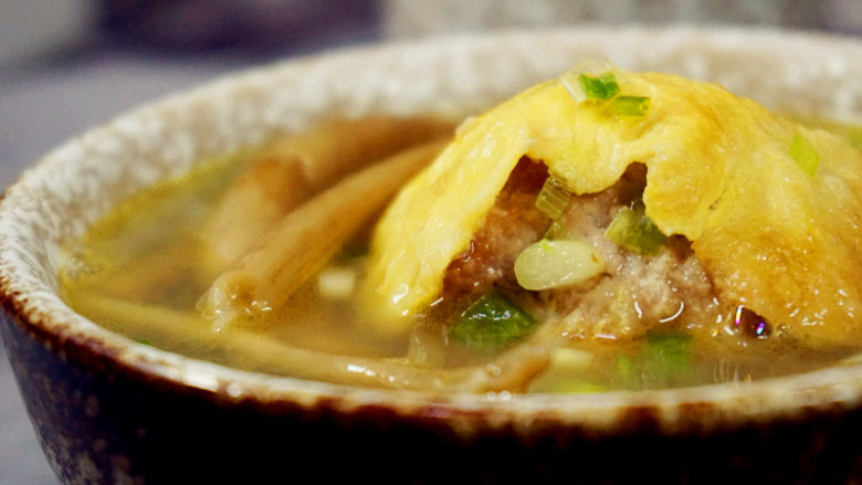 蛋包肉丸菇香汤