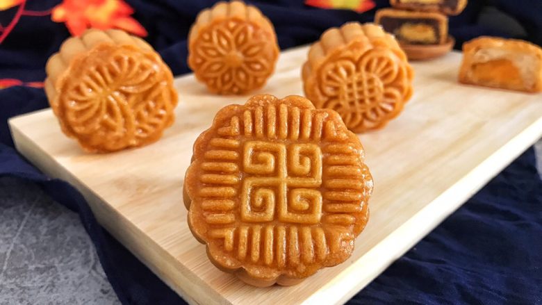 中式月饼莲蓉豆沙蛋黄月饼