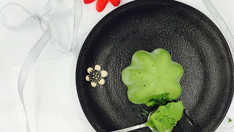 清爽夏日日式抹茶冰淇淋甜点