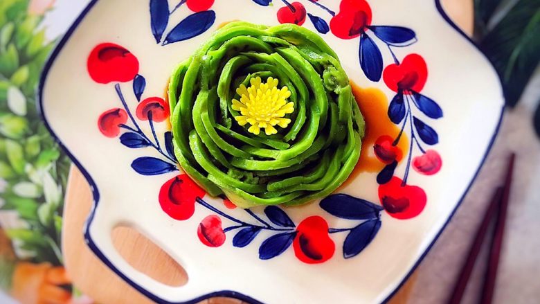 吃掉一朵花三文鱼味道的牛油果刺身