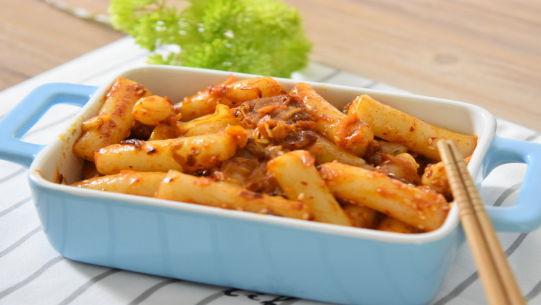 不寻常的年糕做法辣白菜炒年糕让你唇齿留香