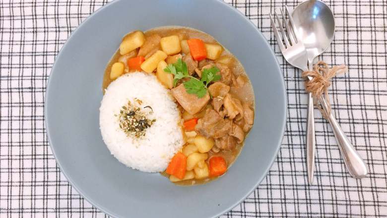 吃鸡日式咖喱鸡腿饭