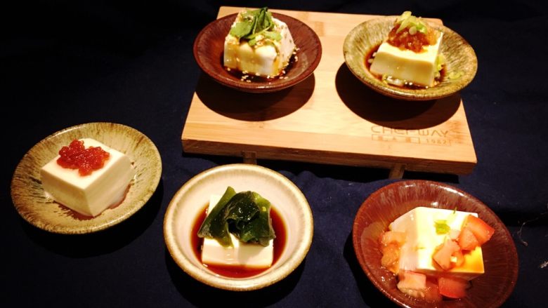 五福临门吃豆腐