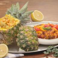 菠萝饭配古老肉东南亚炒饭