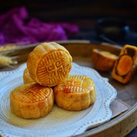 广式豆沙蛋黄月饼