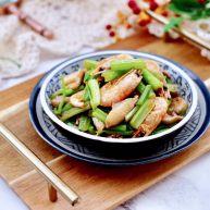 芹菜香菇北极虾小炒