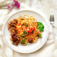 花样面条——蒜香排骨芝士意面红酱时蔬版