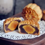 豆沙蛋黄月饼