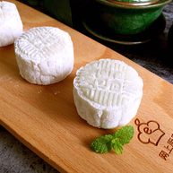 红豆沙冰皮月饼