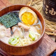 日式叉烧拉面配溏心蛋