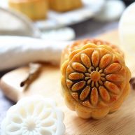 广式蛋黄豆沙月饼