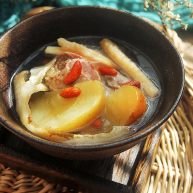 滋阴润燥的沙参玉竹苹果猪骨汤