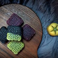 五彩桃山皮月饼