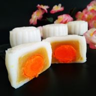 莲蓉蛋黄冰皮月饼