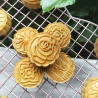 广式蛋黄豆沙月饼