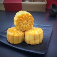 甜味莲蓉蛋黄月饼