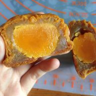 蛋黄莲蓉月饼