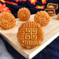 中式月饼莲蓉豆沙蛋黄月饼