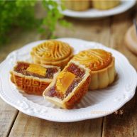 凤梨咸蛋黄月饼