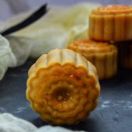 豆沙蛋黄月饼