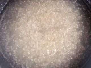 3、杨梅奶昔西米露,锅中烧水,放入西米,小火煮10分钟,需要用勺常搅动,避免糊锅。