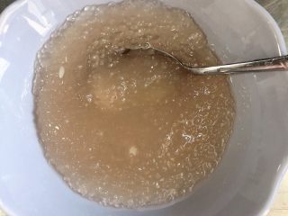 5、杨梅奶昔西米露,西米就准备好了,可以放一些白开水避免粘连在一起。