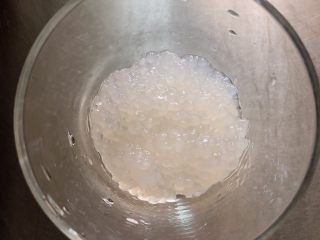 6、杨梅奶昔西米露,取饮料杯一只,将西米放入杯中。