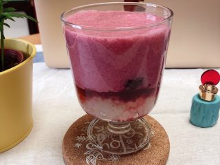 12、杨梅奶昔西米露,将奶昔倒入杯中。