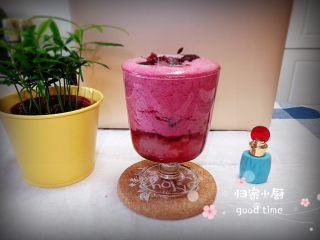 13、杨梅奶昔西米露,再放入两勺西米露和几粒杨梅。