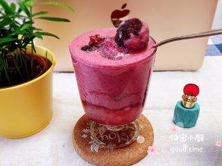 14、杨梅奶昔西米露,一杯酸甜可口的杨梅奶昔西米露就做好了!