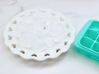 7、蔓越莓草莓花茶饮,把冷冻好的冰块取出脱模。