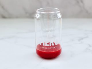 8、蔓越莓草莓花茶饮,取一个自己喜欢的杯子，把榨好的蔓越莓泥倒入杯底。