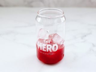 9、蔓越莓草莓花茶饮,杯中再加入冰冻好的的大半冰块。