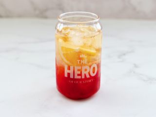 12、蔓越莓草莓花茶饮,上面铺上剩下的冰块。