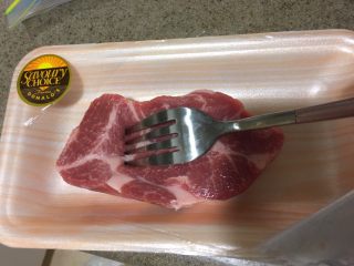 1、中华冷面,首先制作叉烧肉,在猪肩肉上用叉子戳几下,戳出些洞洞,方便入味。