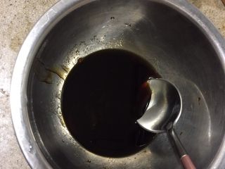 2、中华冷面,调叉烧酱汁:把2汤匙糖,2汤匙酱油,1汤匙绍兴酒,1茶匙蚝油,2.5g姜汁,一点五香粉,混合均匀。