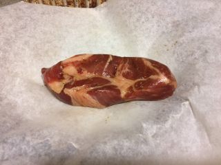 4、中华冷面,3小时以后把腌好的肉拿出来,擦干酱汁,常温静置30分钟。