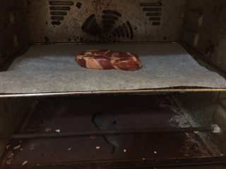 5、中华冷面,烤箱预热,把腌好的肉放在烤架上,120度,上下火,烤60分钟。