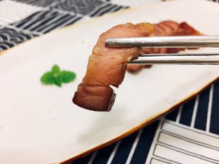 6、中华冷面,烤好以后,取出来,用锡纸包住肉肉,静置30分钟。然后再取出来,切细条。以上是制作叉烧肉,时间不够准备的宝宝可以用火腿代替叉烧肉哦。