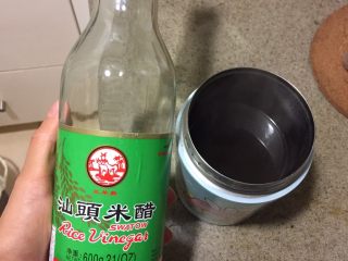 7、中华冷面,关火以后,加入醋,最后加入芝麻油。这个酱汁可以装小瓶子储存,之后吃冷面都可以拿出来用。