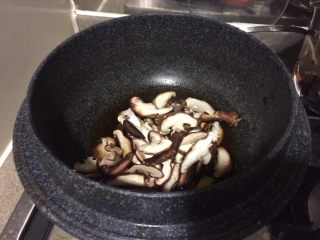 8、中华冷面,新鲜香菇或者泡发的香菇挤干水分,切丝。香菇丝加1汤匙糖,1汤匙绍兴酒,1汤匙酱油,100ml泡干香菇的水,或者清水。