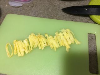 11、中华冷面,拿出来切丝。按照这个方法用光所有蛋液。