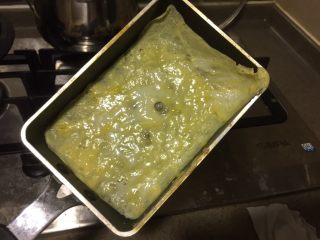 10、中华冷面,鸡蛋打散,热锅,抹一层油,转小火,倒入一勺蛋液,晃动锅子,让蛋液均匀沾满锅底,倒出多余的蛋液。蛋皮凝固后,翻面,稍微烘烤一下,就熟了。