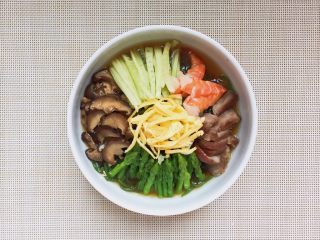 18、中华冷面,摆上虾,香菇,黄瓜丝,叉烧肉丝(或者火腿丝),芦笋,最后放上鸡蛋丝。浇上冷面汁。完成啦。