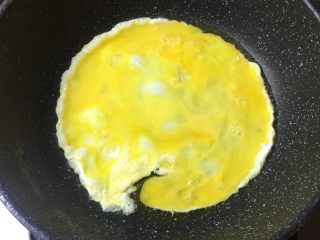 3、玉米肠蛋炒饭,锅里热油，油记得多一些，这样煎起来的鸡蛋比较滑嫩，搅散成蛋花盛起待用。